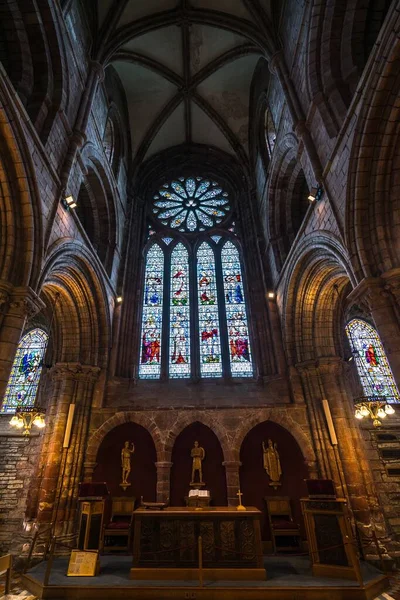 Niski Kąt Ujęcia Wewnętrznego Piękna Katedry Magnusa Kirkwall Szkocji — Zdjęcie stockowe