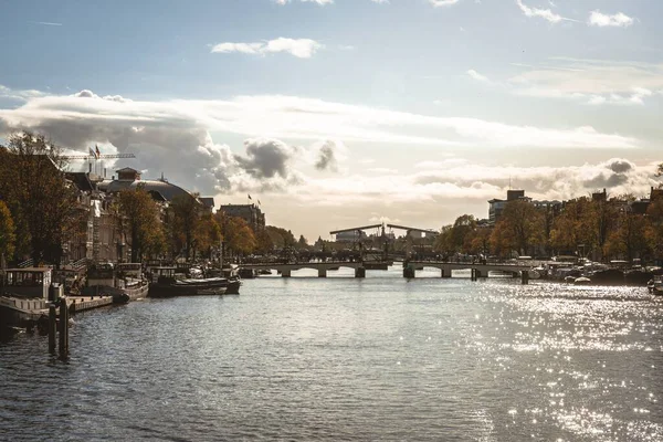 Ein Fluss Mit Booten Der Stadt Der Sich Das Sonnenlicht — Stockfoto