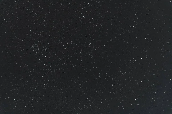 Ciemne Niebo Pełne Wielu Lśniących Gwiazd — Zdjęcie stockowe