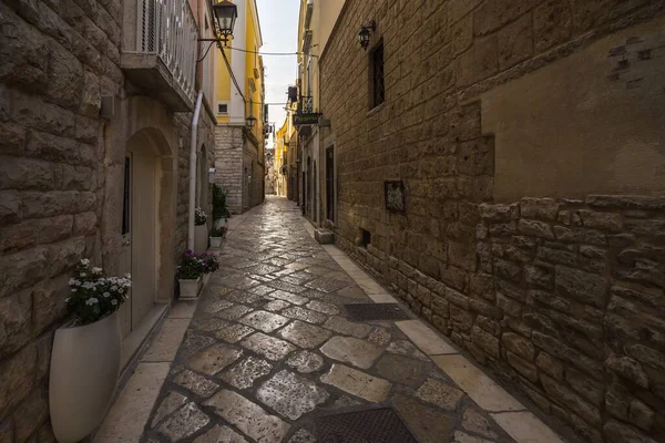 昼間のイタリア プーリア州トラニの歴史的中心部の路地 — ストック写真