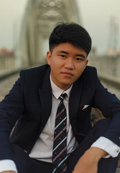 Närbild Ung Asiatisk Man Kostym Sitter Mitten Järnvägsbro — Stockfoto