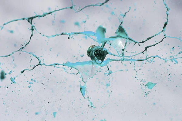 白色底座上飞溅着蓝色油漆的碎玻璃容器 — 图库照片