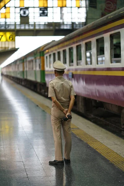 Bangkok Tailandia Febrero 2018 Oficial Esperando Para Dar Instrucciones Para — Foto de Stock