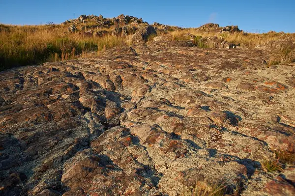 Eine Hochwinkelaufnahme Einer Felsoberfläche Mit Schöner Landschaft Des Sonnenuntergangs Einem — Stockfoto