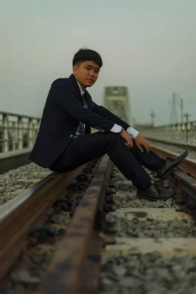 Ein Junger Asiatischer Mann Sitzt Anzug Der Mitte Einer Eisenbahn — Stockfoto