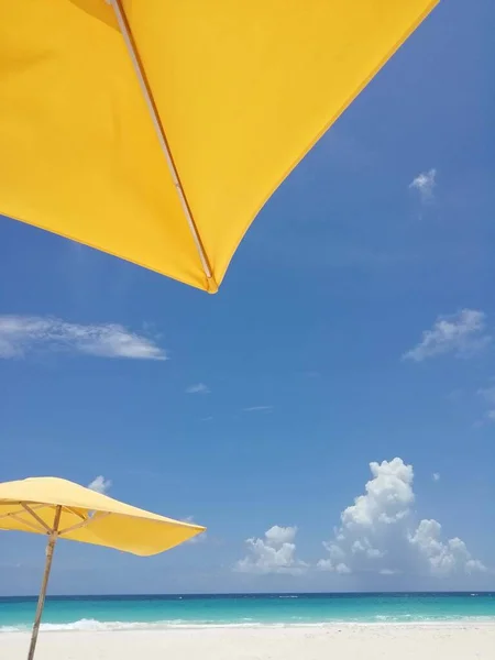 Playa Bahamas Cielo Azul Con Nubes Blancas Arena Blanca Agua — Foto de Stock