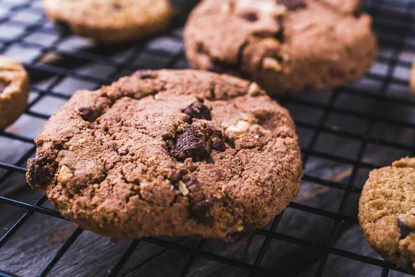 Gros Plan Biscuits Maison Aux Pépites Chocolat Fraîchement Cuits Sur — Photo