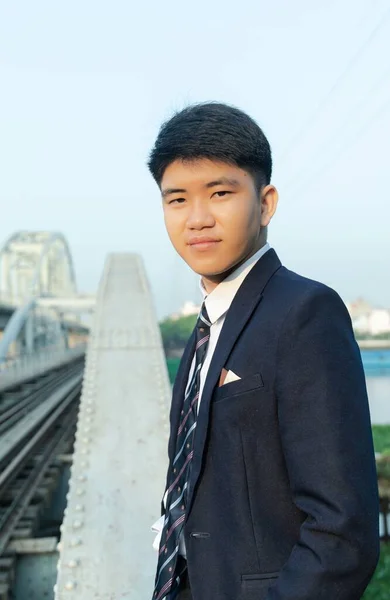 Primer Plano Joven Asiático Con Traje Pie Puente Sonriendo — Foto de Stock