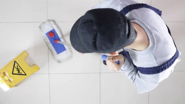 Ένας Καθαριστής Καθαρίζει Πάτωμα Και Μια Προειδοποιητική Πινακίδα Βρεγμένο Πάτωμα — Φωτογραφία Αρχείου