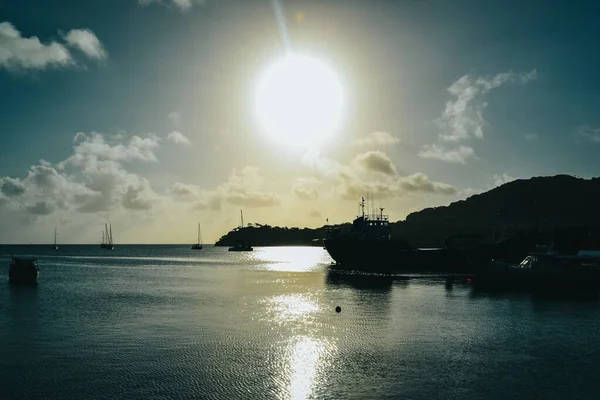 Paysage Magnifique Coucher Soleil Avec Une Silhouette Montagnes Bateaux Mer — Photo