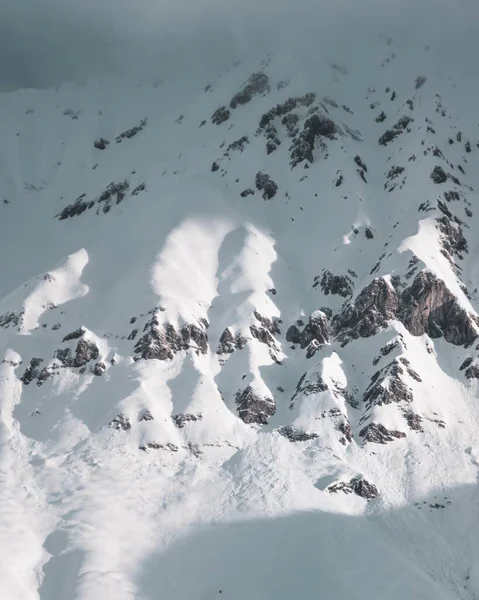 Вертикальный Снимок Скалистых Гор Покрытых Снегом — стоковое фото