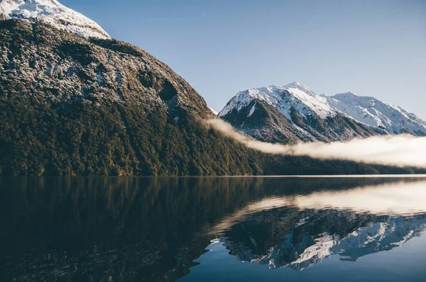 Una Hermosa Vista Las Montañas Con Una Reflexión Sobre Lago — Foto de Stock