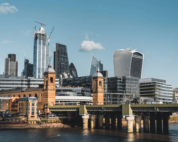 晴れた日にはロンドンとテムズ川の景色 — ストック写真