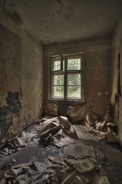 Old Dusty Room Window Weathered Walls Old Newspapers — Stockfoto