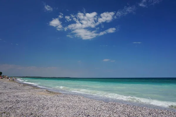 Krásný Záběr Pláž Jasnou Oblohou Klidným Oceánem Slunečného Dne — Stock fotografie