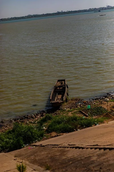 Gammal Rustik Träbåt Förtöjd Vid Flod Phnom Penh Kambodja — Stockfoto