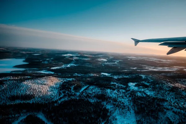 Schöne Aufnahme Eines Flugzeugflügels Durch Das Fenster Über Einer Schneebedeckten — Stockfoto