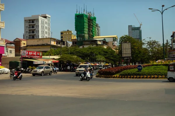 Kamboçya Nın Phnom Penh Şehrinin Ortasında Kavşakta Birkaç Motosiklet Araba — Stok fotoğraf