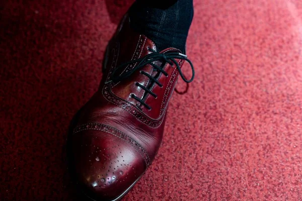 Nahaufnahme Eines Braunen Brogue Schuhs Auf Einem Roten Teppich Unter — Stockfoto