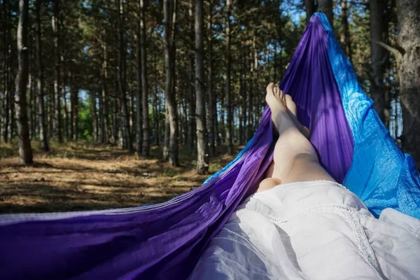 Colpo Sbalorditivo Una Donna Che Posa Hammock Con Una Vista — Foto Stock