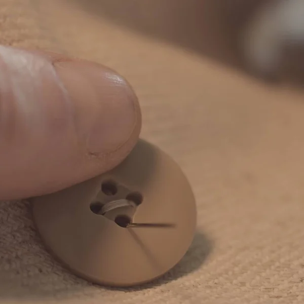 Ένα Κοντινό Πλάνο Ενός Μικρού Κουμπιού Ράψιμο Ένα Ανθρώπινο Δάχτυλο — Φωτογραφία Αρχείου