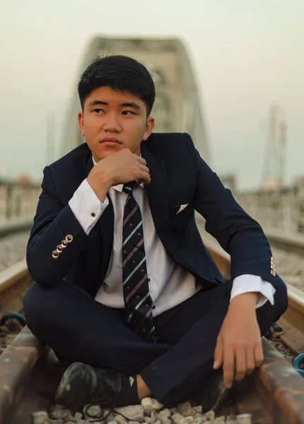 Närbild Ung Asiatisk Man Kostym Sitter Mitten Järnväg Med Haka — Stockfoto
