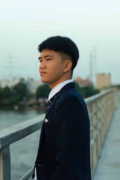 Sebevědomý Mladý Asiat Obleku Stojící Mostě Dívající Jinam — Stock fotografie