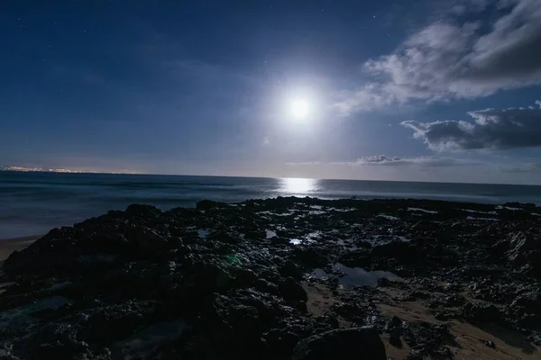 Белая Луна Сияющая Скалистом Пляже — стоковое фото