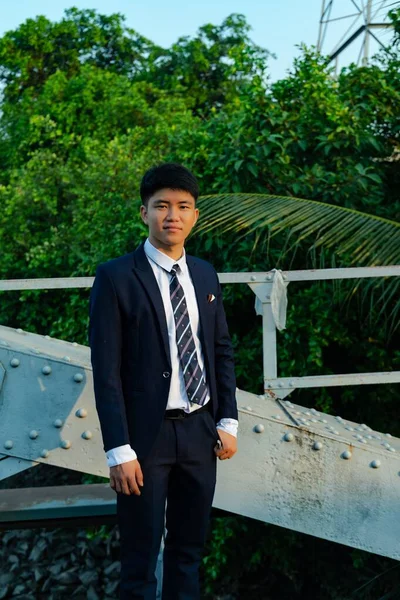 Молодой Уверенный Азиат Костюме Стоит Мосту — стоковое фото