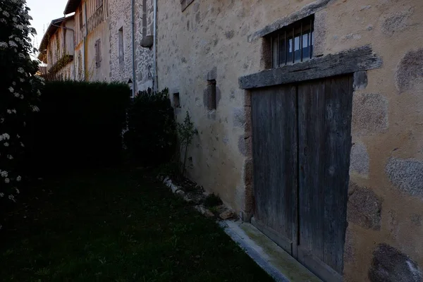 Cliché Mur Pierre Avec Des Portes Bois Des Buissons Côté — Photo