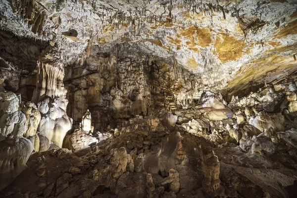 Belo Tiro Dentro Caverna Iluminada — Fotografia de Stock