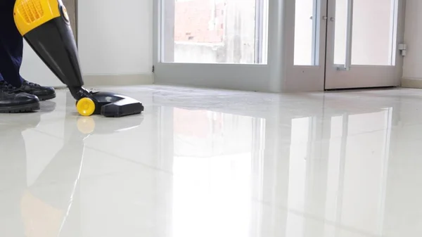 Man Cleaning White Floor Vacuum Cleaner — Stock Photo, Image