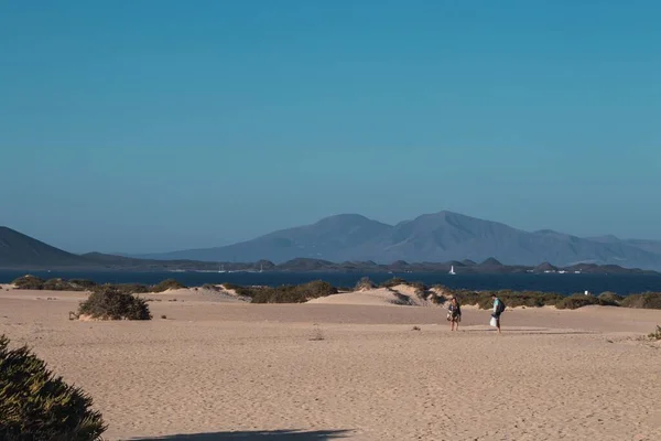 Широкоугольный Снимок Песчаного Побережья Туристами Наслаждающимися Видом Горами Заднем Плане — стоковое фото