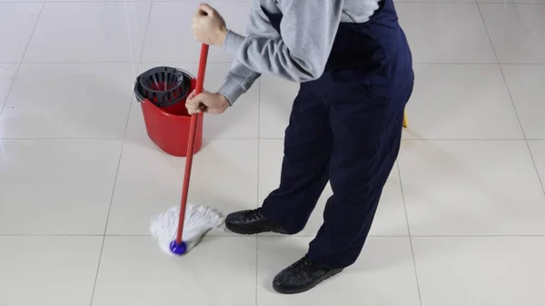 Hombre Más Limpio Limpiando Suelo Una Señal Precaución Piso Mojado — Foto de Stock