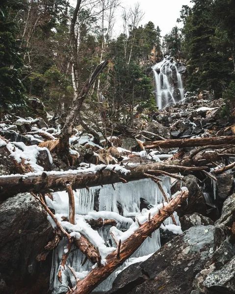 Cachoeira Congelada Floresta Com Árvores Caídas Estalactites Baleadas Longa Exposição — Fotografia de Stock