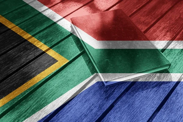 Una Bandera Sudáfrica Colocó Libro Sobre Una Superficie Madera —  Fotos de Stock