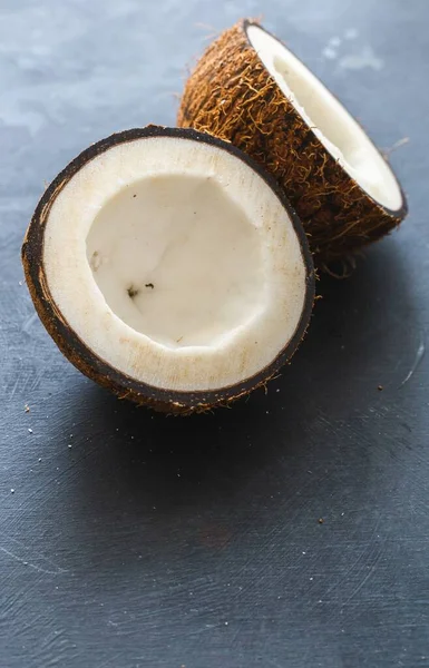 Eine Vertikale Nahaufnahme Von Geschnittenen Kokosnüssen Auf Grauem Hintergrund Perfekt — Stockfoto