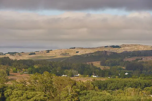 Uma Bela Vista Árvores Montanhas Com Céu Nublado Fundo — Fotografia de Stock