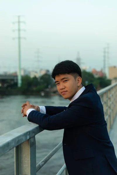 Молодий Азіат Костюмі Стоїть Мосту Руками Поручні Міні Єтнам — стокове фото