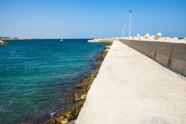 Talya Daki Trani Limanı Apulia Nın Arka Planda Açık Mavi — Stok fotoğraf