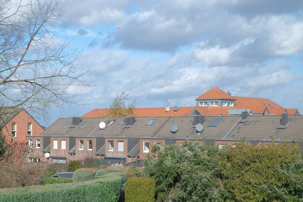 Huizen Een Dorp Onder Een Blauwe Lucht — Stockfoto