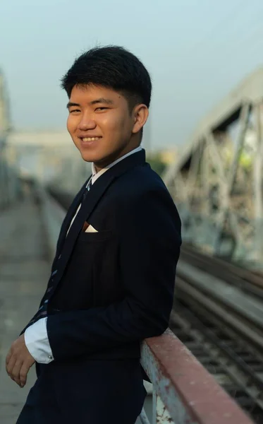 Уверенный Молодой Азиат Костюме Опирающийся Мост — стоковое фото