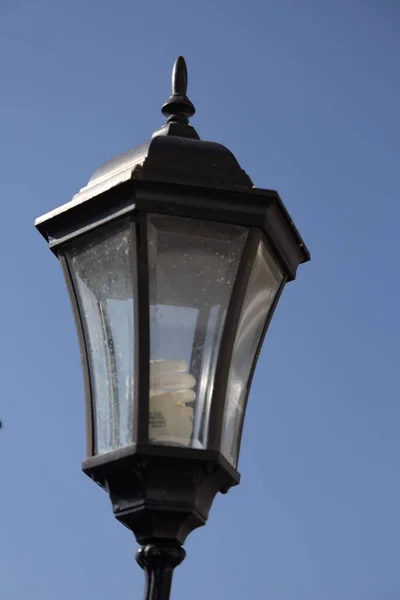 墨西哥瓦图尔科市阳光下的一盏灯和蓝天的垂直特写 — 图库照片
