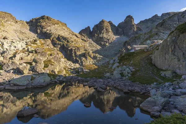 Batu Batu Dan Sebuah Danau Kecil Rila Gunung Bulgaria — Stok Foto