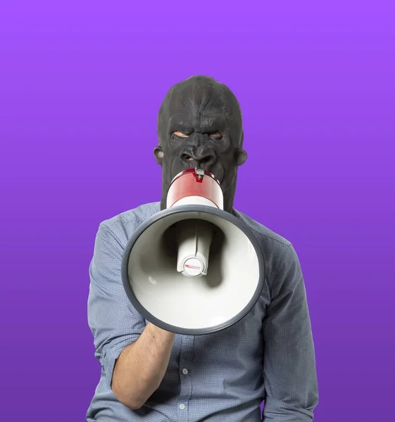 Een Man Met Een Zwart Masker Die Praat Een Megafoon — Stockfoto