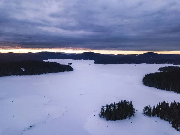 Karanlık Bulutlu Gökyüzünün Altında Donmuş Bir Gölün Güzel Manzarası — Stok fotoğraf