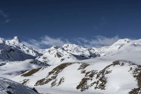 Ένα Χιονισμένο Βουνό Καταγάλανο Ουρανό — Φωτογραφία Αρχείου