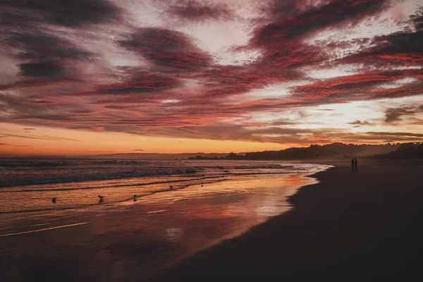 Het Strand Omgeven Door Zee Onder Een Bewolkte Hemel Tijdens — Stockfoto