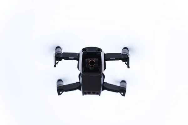 Repülő Quadrocopter Fehér Alapon Tükröződve — Stock Fotó