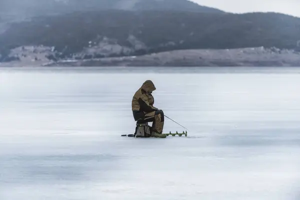 Een Visser Die Vist Het Bevroren Meer Bergen — Stockfoto